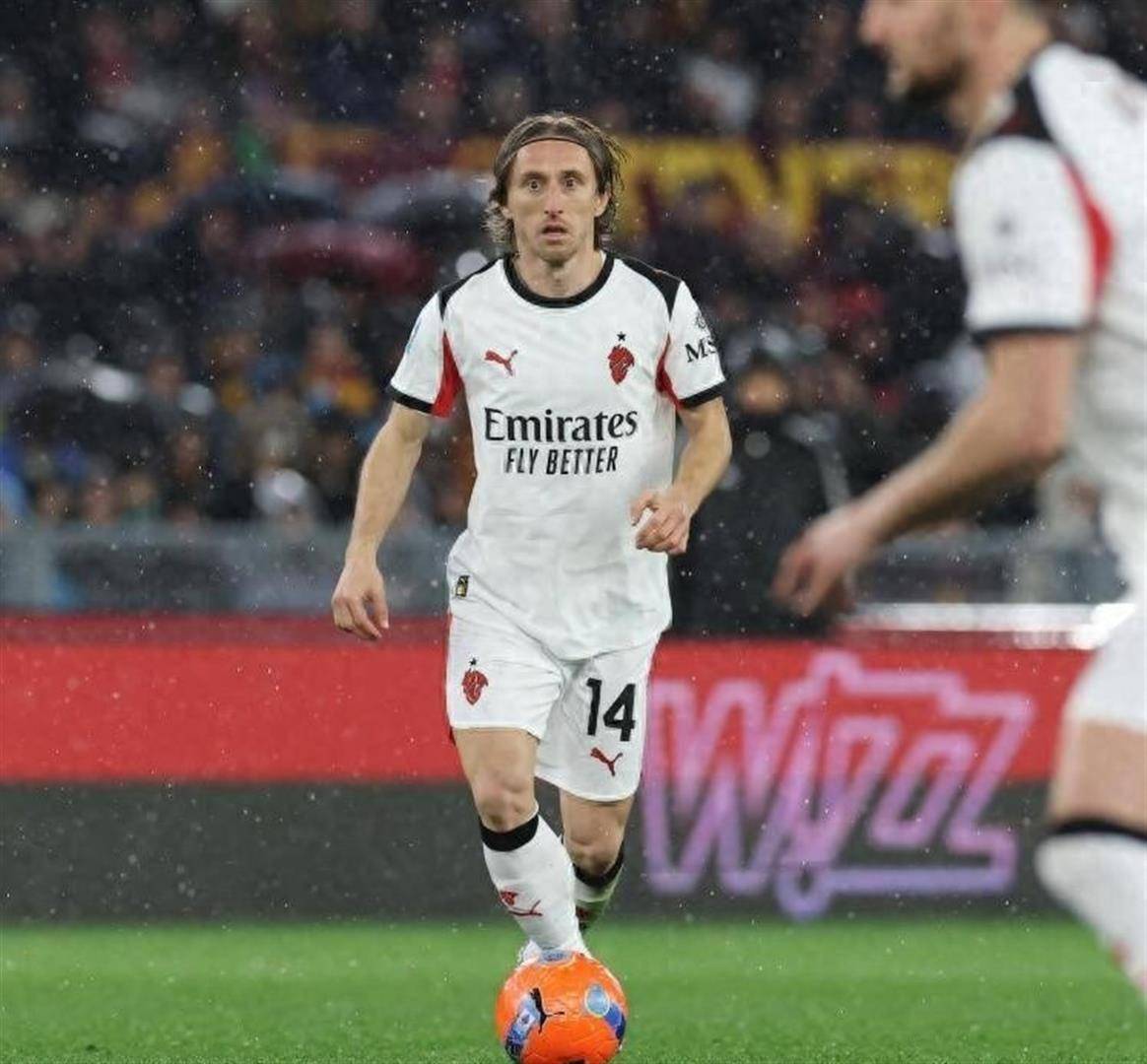 这也行？风云突变AC米兰清晨主帅复盘窗口期费耶诺德调整名单，窗口期密尔沃基雄鹿调整名单的简单介绍